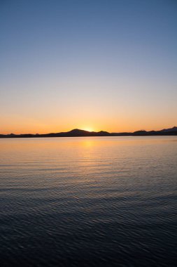 Gölde gün batımı