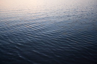 Gün batımında su yüzeyi