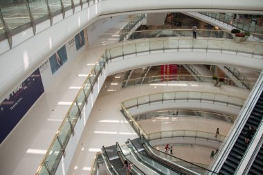 Büyük bir alışveriş merkezinde.