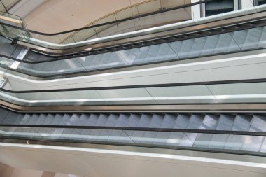 Büyük alışveriş merkezi yürüyen merdiven