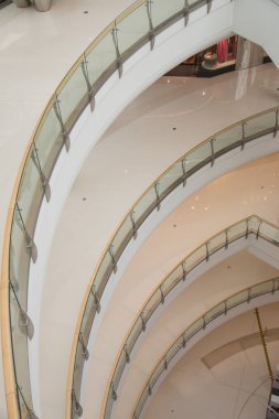 Büyük bir alışveriş merkezinde.