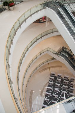 Büyük bir alışveriş merkezinde.