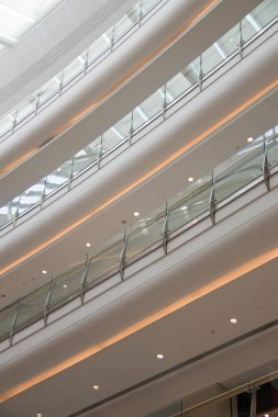 Büyük bir alışveriş merkezinde.