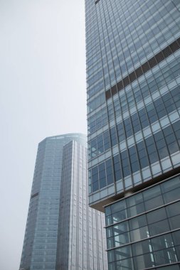 Cam cepheli yüksek katlı bina