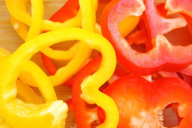 Renkli dolmalık biberi kesin