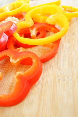 Renkli dolmalık biberi kesin