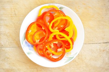 Renkli dolmalık biberi kesin