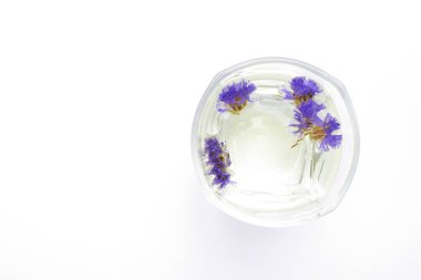 Suda çiçekler ve çay