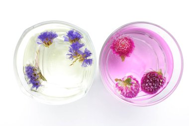 Suda çiçekler ve çay