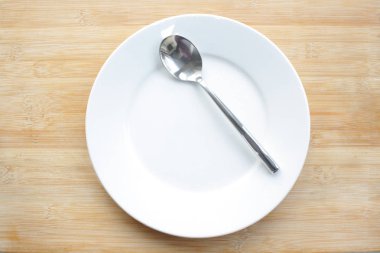 Tabağa yerleştirilen tabak ve kaşık