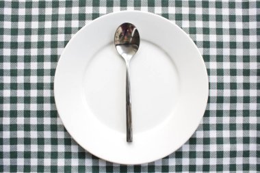 Tabağa yerleştirilen tabak ve kaşık