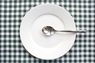 Tabağa yerleştirilen tabak ve kaşık