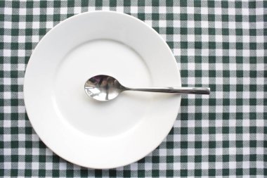 Tabağa yerleştirilen tabak ve kaşık