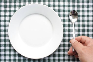 Tabağa yerleştirilen tabak ve kaşık