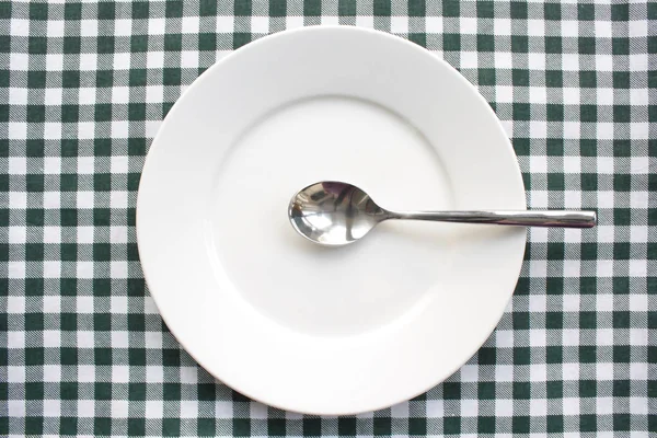 Tabağa yerleştirilen tabak ve kaşık