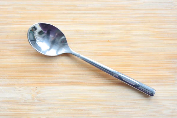 桌上的不锈钢勺子 — 图库照片