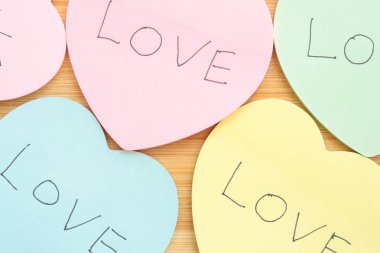 Kalp şeklinde yapışkan notlar