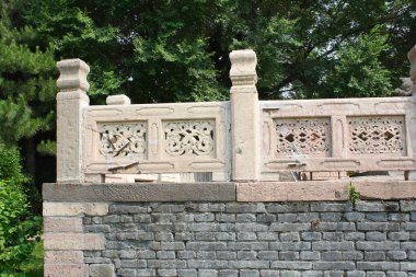 Ağaçların yanında taş korkuluk