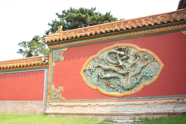 Kırmızı Bir Duvarda Çinli Ejderha Sembolü — Stok fotoğraf