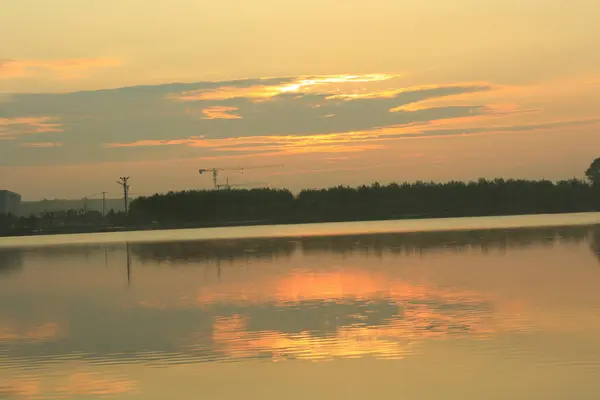 湖上的日出 — 图库照片