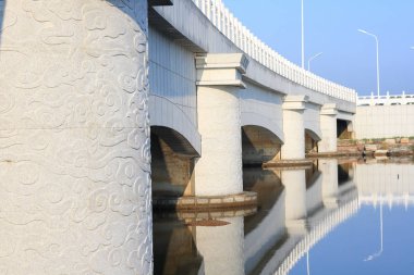 Beyaz taş köprü yansıması