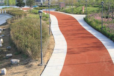 Parkta kırmızı kauçuk yol