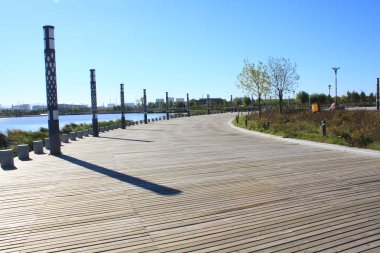 Gölün kenarında Boardwalk