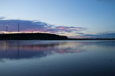 Gecenin yanındaki göl