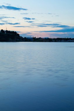 Gecenin yanındaki göl