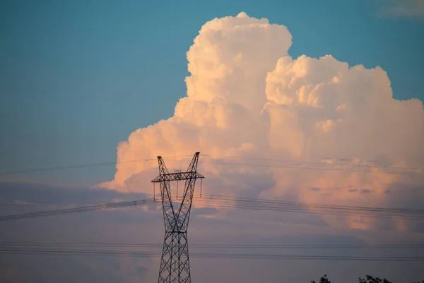 Дротова Вежа Під Блакитним Небом Білими Хмарами — стокове фото