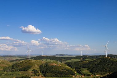 Dağın tepesinde rüzgar türbinleri