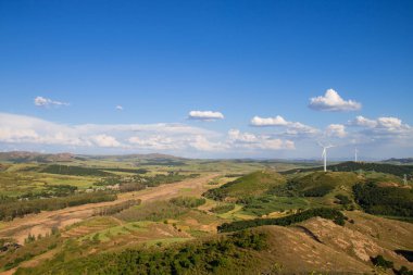 Dağın tepesinde rüzgar türbinleri