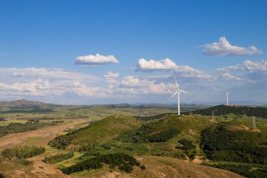 Dağın tepesinde rüzgar türbinleri