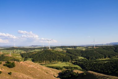 Dağın tepesinde rüzgar türbinleri