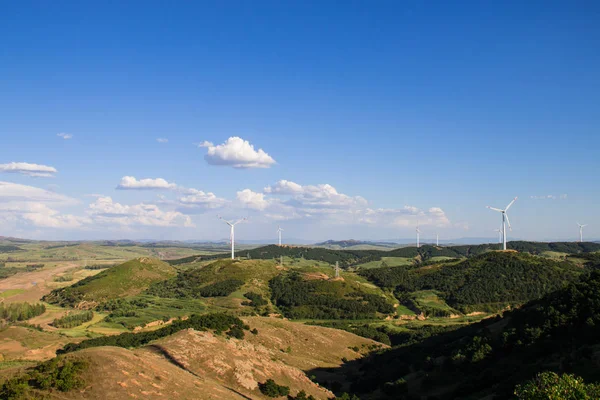 Dağın tepesinde rüzgar türbinleri