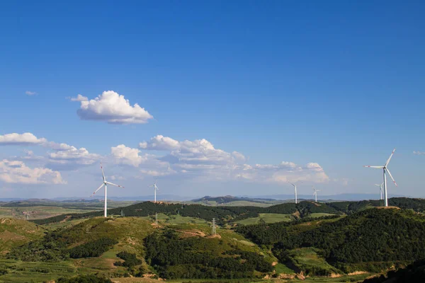 Dağın tepesinde rüzgar türbinleri