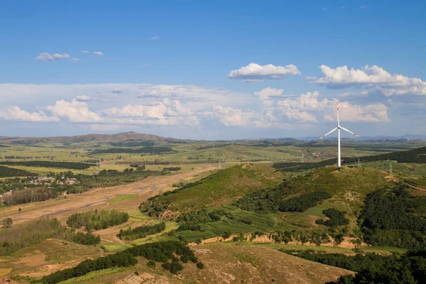 Dağın tepesinde rüzgar türbinleri