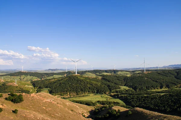 Dağın tepesinde rüzgar türbinleri