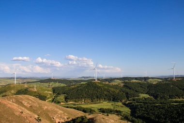 Dağın tepesinde rüzgar türbinleri