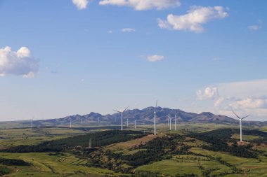Dağın tepesinde rüzgar türbinleri