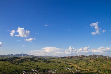 Dağın tepesinde rüzgar türbinleri