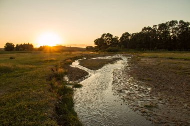 Gün batımında küçük nehir