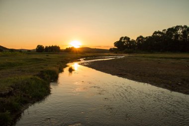 Gün batımında küçük nehir