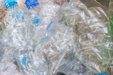 Boş plastik şişeler birlikte yığılmış