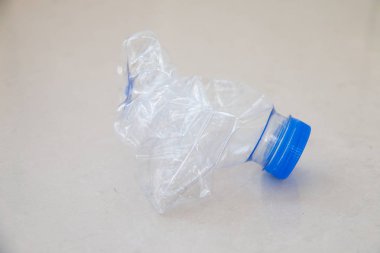 Boş plastik şişeler birlikte yığılmış