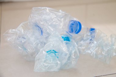 Boş plastik şişeler birlikte yığılmış