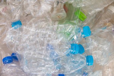 Boş plastik şişeler birlikte yığılmış