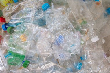 Boş plastik şişeler birlikte yığılmış
