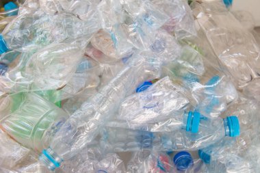 Boş plastik şişeler birlikte yığılmış