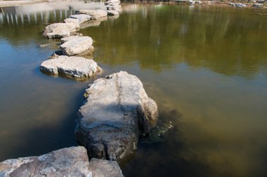 Su bahçesinde taş yol